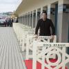 John Travolta se voit remettre sa cabine, sur les planches de Deauville, le 6 septembre 2013, dans le cadre du Festival du film américain.