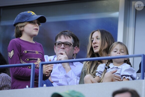Sarah Jessica Parker, son mari Matthew Broderick et leurs enfants lors de la finale de l'US Open 2013 entre Serena Williams et Victoria Azarenka, le 8 septembre 2013 sur le court Arthur Ashe à Flushing Meadows