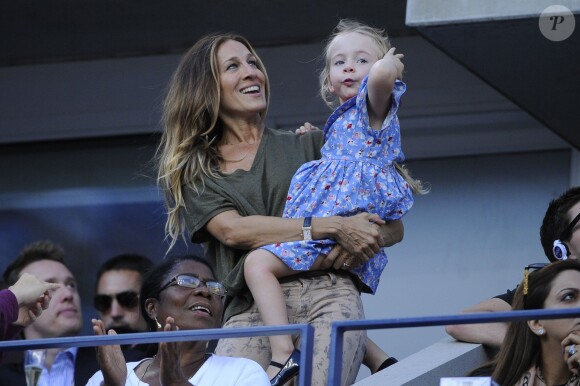 Sarah Jessica Parker, son mari Matthew Broderick et leurs enfants lors de la finale de l'US Open 2013 entre Serena Williams et Victoria Azarenka, le 8 septembre 2013 sur le court Arthur Ashe à Flushing Meadows
