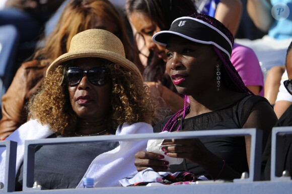 Oracene et Venus Williams lors de la finale de l'US Open 2013 entre Serena Williams et Victoria Azarenka, le 8 septembre 2013 sur le court Arthur Ashe à Flushing Meadows