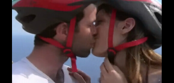 Nicolas et Carine s'embrassent dans la bande-annonce de L'amour est dans le pré saison 8 le lundi 9 septembre 2013