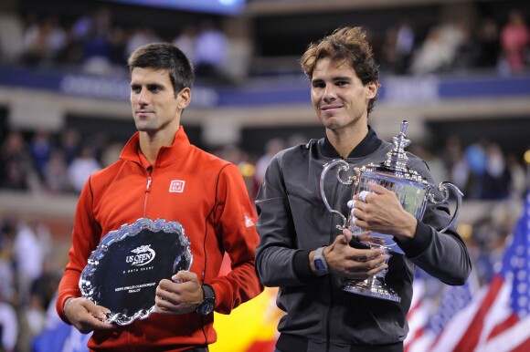 Rafael Nadal et Novak Djokovic après leur finale à l'US Open 2013 le 9 septembre 2013 sur le court Arthur Ashe de Flushing Meadows