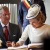 Le roi Philippe et la reine Mathilde de Belgique, signant le livre d'or, à Wavre, deuxième étape de leur tournée ''Joyeuses rentrées'', le 10 septembre 2013