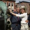 Le roi Philippe et la reine Mathilde de Belgique la main sur les fesses du Maca à Wavre, deuxième étape de leur tournée ''Joyeuses rentrées'', le 10 septembre 2013