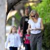 Gwyneth Paltrow et Chris Martin emmènent leurs enfants Apple et Moses à l'école à Los Angeles, le 27 octobre 2012.