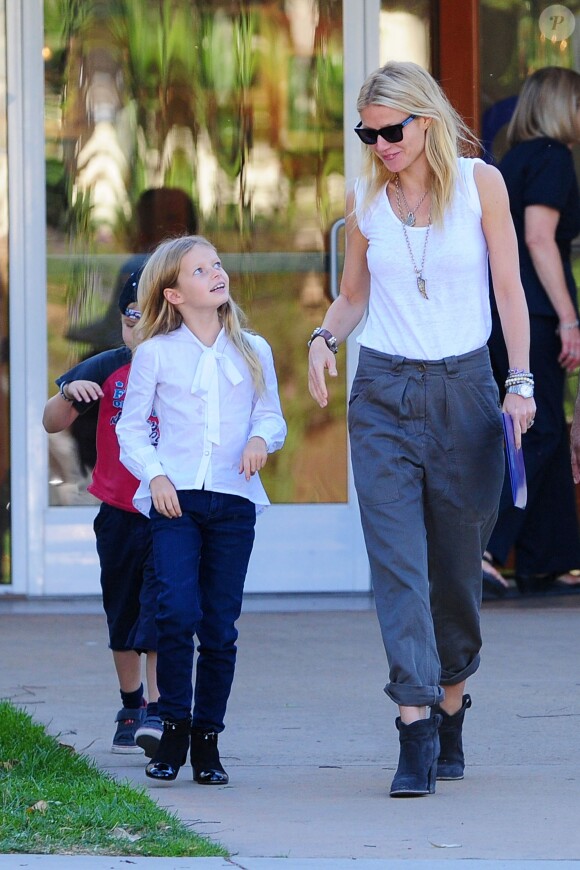Gwyneth Paltrow et sa fille Apple à Los Angeles, le 26 octobre 2012.