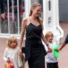 Angelina Jolie avec ses enfants Shiloh, Maddox, Pax, Zahara, Vivienne et Knox allant à l'aquarium de Sydney en Australie le 6 septembre 2013