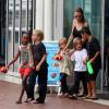 Angelina Jolie avec ses enfants Shiloh, Maddox, Pax, Zahara, Vivienne et Knox allant à l'aquarium de Sydney en Australie le 6 septembre 2013