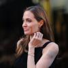 Angelina Jolie, arborant son tatouage (les coordonnées géographiques des lieux de naissance de ses enfants) lors de l'avant-première du film World War Z, à Londres le 2 juin 2013
