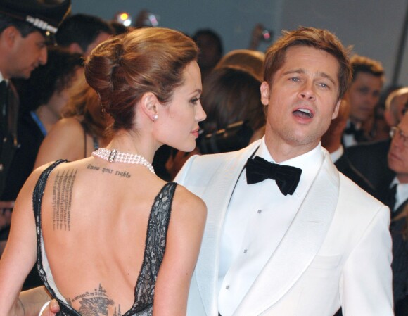 Brad Pitt et Angelina Jolie, dont on voit les tatouages sur le dos, lors de l'avant-première du film L'Assassinat de Jesse James à Venise le 2 septembre 2007