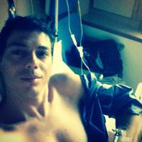 Taïg Khris : Blessé et opéré, il poste des photos de son lit d'hôpital
