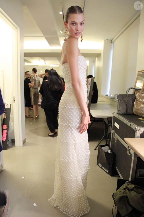 Karlie Kloss, sublime en robe blanche dans les coulisses du défilé Oscar de la Renta printemps-été 2014. New York, le 10 septembre 2013.