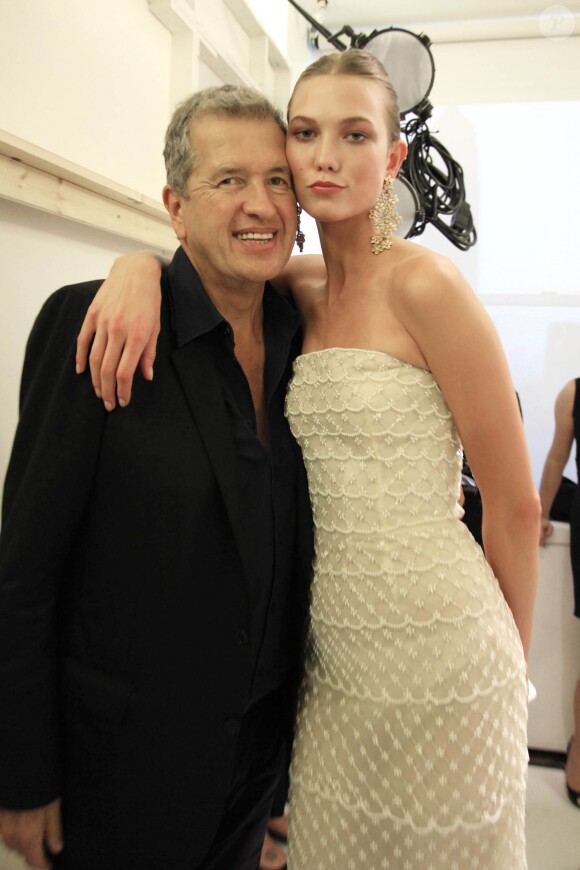 Mario Testino et Karlie Kloss dans les coulisses du défilé Oscar de la Renta printemps-été 2014. New York, le 10 septembre 2013.