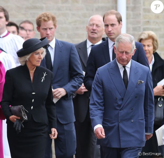 Le prince Charles, très affecté par le décès de son meilleur ami Hugh van Cutsem, était accompagné de son épouse Camilla et de ses fils les princes William et Harry lors de ses obsèques, célébrées le 11 septembre 2013 à la cathédrale de Brentwood, dans l'Essex.