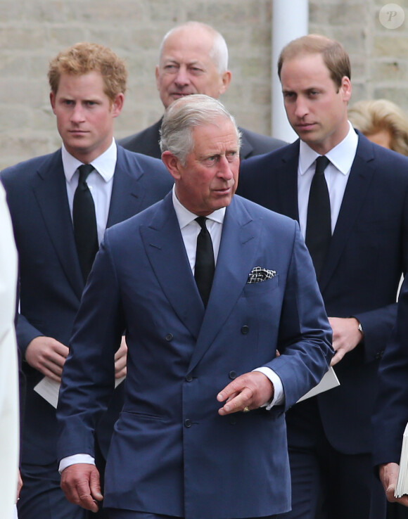 Le prince Charles, durement affecté par le décès de son meilleur ami Hugh van Cutsem, était accompagné de ses fils les princes William et Harry lors de ses obsèques, célébrées le 11 septembre 2013 à la cathédrale de Brentwood, dans l'Essex.