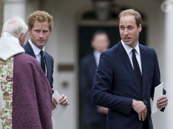 Les princes Harry et William, très attristés, lors des obsèques de Hugh van Cutsem, grand ami du prince Charles et père de quatre garçons dont ils sont très proches, le 11 septembre 2013 à la cathédrale de Brentwood, dans l'Essex.