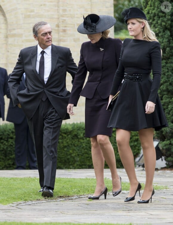 Le duc et la duchesse de Westminster avec leur fille Lady Grosvenor lors des obsèques de Hugh van Cutsem, le 11 septembre 2013 à la cathédrale de Brentwood, dans l'Essex.