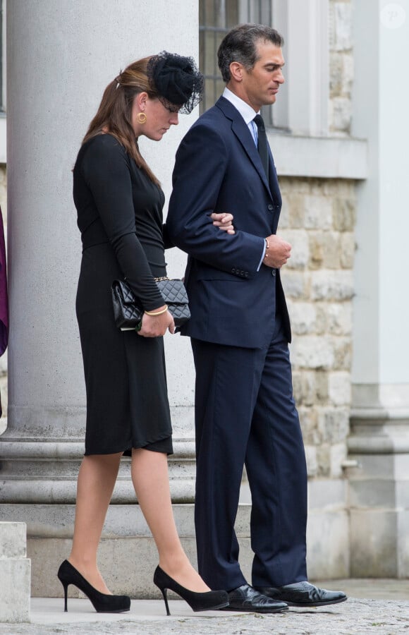 Edward Van Cutsem en deuil avec son épouse Tamara Grosvenor lors des obsèques de son père Hugh van Cutsem, le 11 septembre 2013 à la cathédrale de Brentwood, dans l'Essex.