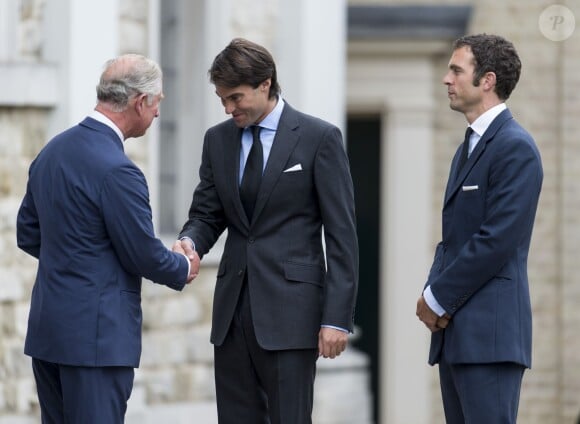Le prince Charles saluant Hugh et William van Cutsem aux obsèques de leur père Hugh van Cutsem, le 11 septembre 2013 à la cathédrale de Brentwood, dans l'Essex.