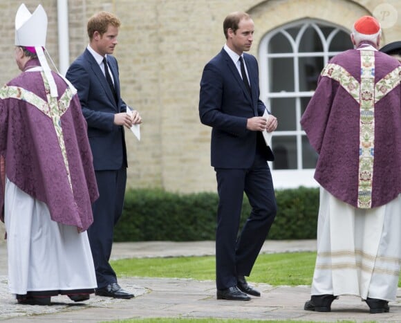 Les princes Harry et William après la messe pour les obsèques de Hugh van Cutsem, le 11 septembre 2013 à la cathédrale de Brentwood, dans l'Essex.