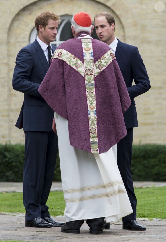 Les princes William et Harry après la messe des obsèques de Hugh van Cutsem, le 11 septembre 2013 à la cathédrale de Brentwood, dans l'Essex.