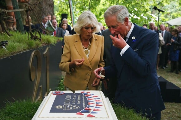 Le prince Charles et Camilla Parker Bowles à Clarence House le 11 septembre 2013 pour une réception mettant à l'honneur les produits typiques, après les obsèques de Hugh van Cutsem.