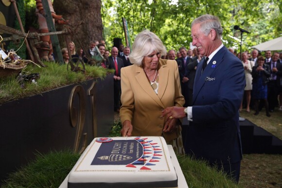 Le prince Charles et Camilla Parker Bowles à Clarence House le 11 septembre 2013 pour une réception mettant à l'honneur les produits typiques, après les obsèques de Hugh van Cutsem.