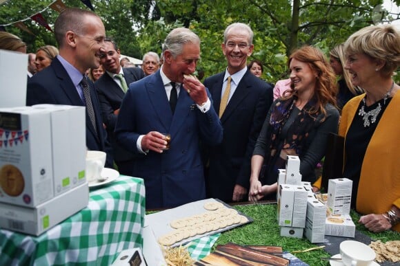Le prince Charles et Camilla Parker Bowles à Clarence House le 11 septembre 2013 pour une réception mettant à l'honneur les produits typiques, après les obsèques de Hugh van Cutsem.