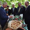  Le prince Charles et Camilla Parker Bowles à Clarence House le 11 septembre 2013 pour une réception mettant à l'honneur les produits typiques, après les obsèques de Hugh van Cutsem. 