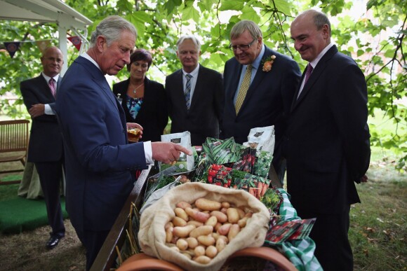 Le prince Charles et Camilla Parker Bowles à Clarence House le 11 septembre 2013 pour une réception mettant à l'honneur les produits typiques, après les obsèques de Hugh van Cutsem.