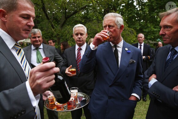 Le prince Charles et Camilla Parker Bowles à Clarence House le 11 septembre 2013 pour une réception mettant à l'honneur les produits typiques, après les obsèques de Hugh van Cutsem.