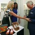  Le prince Charles avec Rod Stewart et Penny Lancaster le 10 septembre 2013 lors de l'ouverture de la boutique de créations caritative Tomorrow Store, initiative du Prince's Trust. 