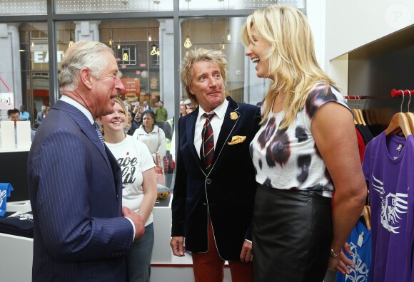 Le prince Charles avec Rod Stewart et Penny Lancaster le 10 septembre 2013 lors de l'ouverture de la boutique de créations caritative Tomorrow Store, initiative du Prince's Trust.