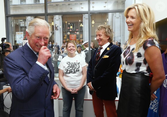 Le prince Charles avec Rod Stewart et Penny Lancaster le 10 septembre 2013 lors de l'ouverture de la boutique de créations caritative Tomorrow Store, initiative du Prince's Trust.