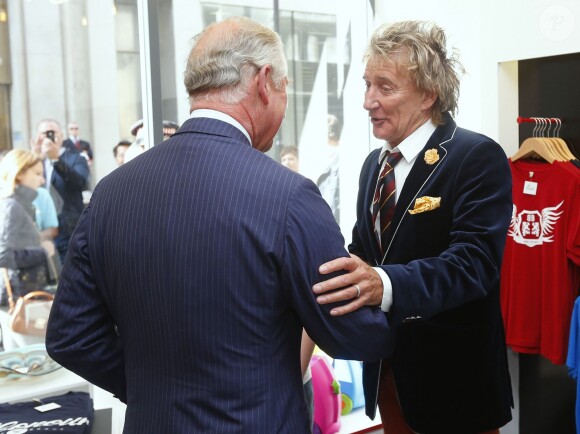 Le prince Charles avec Rod Stewart et Penny Lancaster le 10 septembre 2013 lors de l'ouverture de la boutique de créations caritative Tomorrow Store, initiative du Prince's Trust.