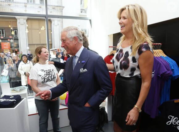 Le prince Charles avec Rod Stewart et Penny Lancaster le 10 septembre 2013 lors de l'ouverture de la boutique de créations caritative Tomorrow Store, initiative du Prince's Trust.