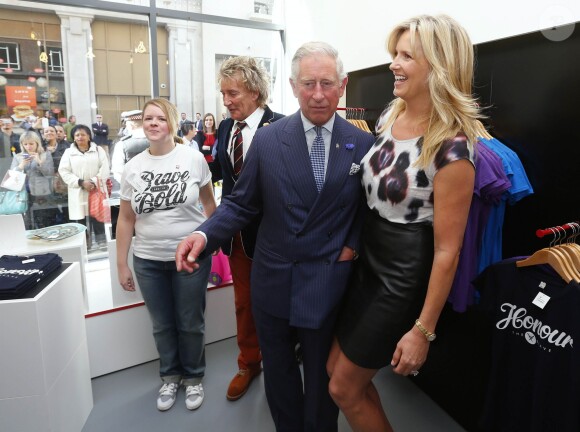 Le prince Charles avec Rod Stewart et Penny Lancaster le 10 septembre 2013 lors de l'ouverture de la boutique de créations caritative Tomorrow Store, initiative du Prince's Trust.