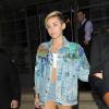 Miley Cyrus sort de son hôtel en tenue plus decontractée : short et veste en jean (mode anneées 80). Londres, le 11 septembre 2013.