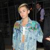 Après une longue journée de promo pour son nouvel album, Miley Cyrus sort de son hôtel en tenue plus decontractée : short et veste en jean (mode anneées 80). Londres, le 11 septembre 2013.