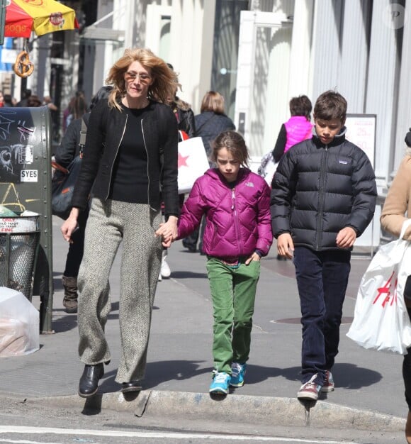Laura Dern et ses enfants à New York, le 4 avril 2013. 