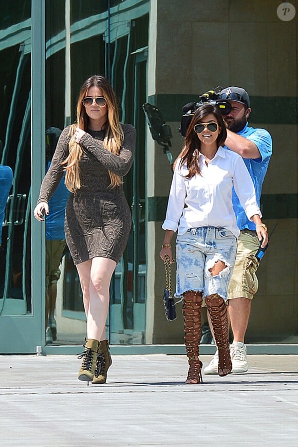 Khloé et Kourtney Kardashian, détendues et en plein tournage pour l'émission Keeping up with the Kardashians. Los Angeles, le 11 septembre 2013.