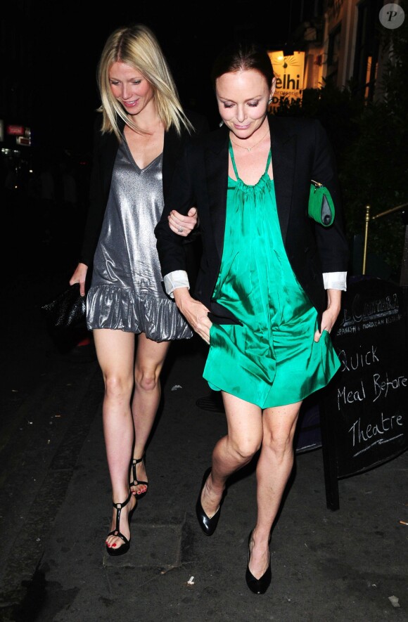 Gwyneth Paltrow et Stella McCartney en juin 2008 lors d'une sortie à Londres