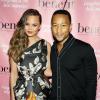 Chrissy Teigen et John Legend lors des They're REAL-Volutionary Awards organisés par la marque Benefit Cosmetics à New York, le 4 septembre 2013.
