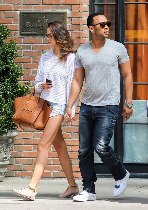 John Legend a la sortie de son hôtel avec sa petite amie Christine Teigen a New York, le 30 juillet 2013.