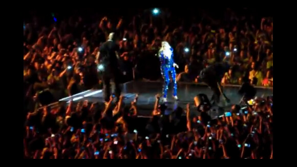 Beyoncé attrapée par un fan en plein concert... et propulsée dans la fosse