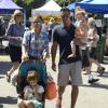 Journée de détente pour Jessica Alba, Cash Warren et leurs filles Honor et Haven qui se promènent au marché fermier de Venice le 15 septembre 2013.