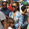 Journée de détente pour Jessica Alba, stylée mais casual, Cash Warren et leurs filles Honor et Haven qui se promènent au marché fermier de Venice le 15 septembre 2013.