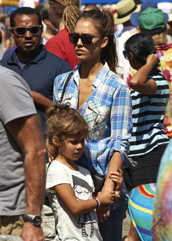 Journée de détente pour Jessica Alba, stylée mais casual, Cash Warren et leurs filles Honor et Haven qui se promènent au marché fermier de Venice le 15 septembre 2013.