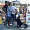Journée de détente pour Jessica Alba, Cash Warren et leurs filles Honor et Haven qui se promènent au marché fermier de Venice le 15 septembre 2013.