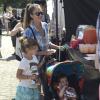 Journée de détente pour Jessica Alba, Cash Warren et leurs filles Honor et Haven qui se promènent au marché fermier de Venice le 15 septembre 2013.